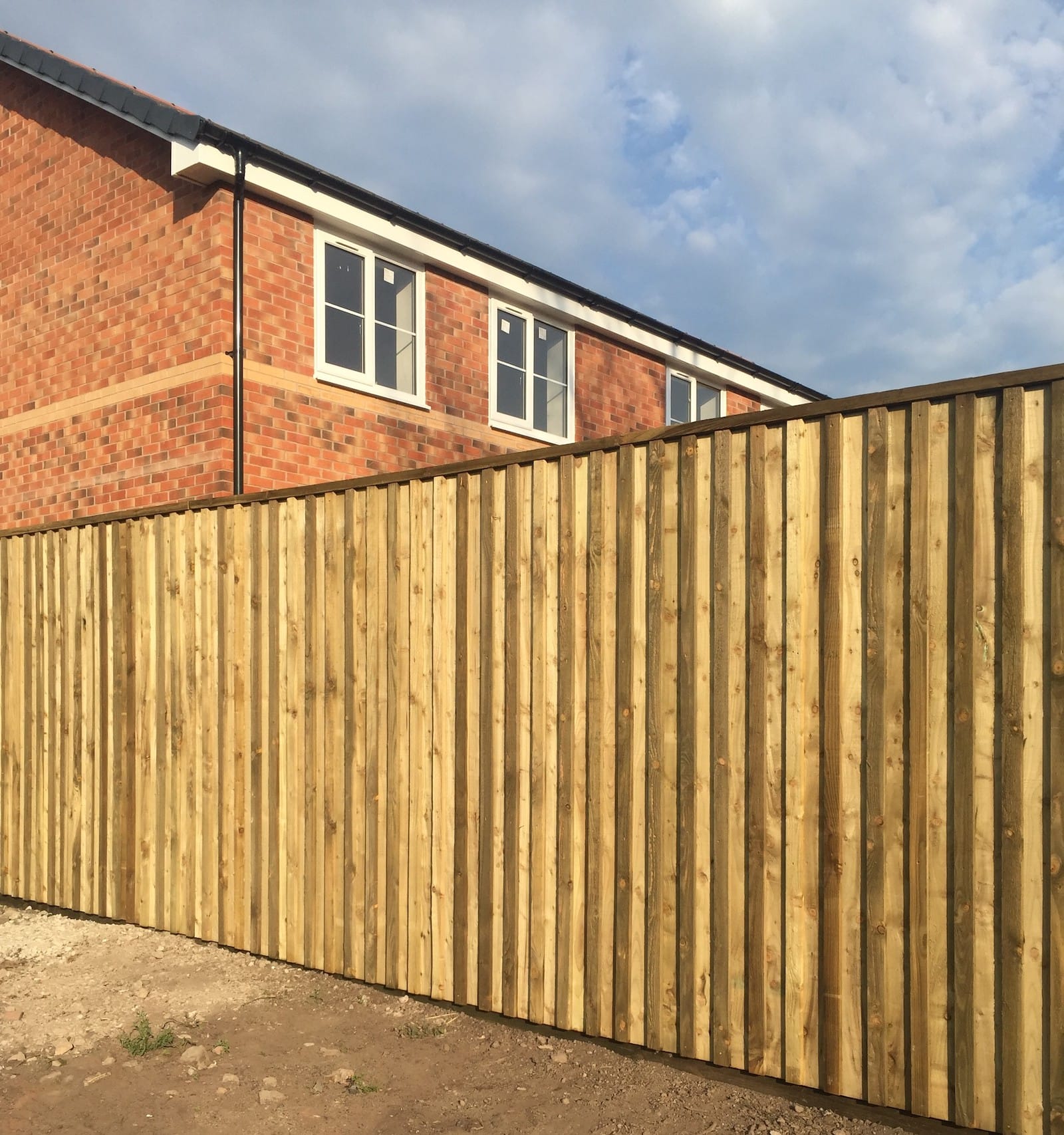 Reflective sound screen fencing